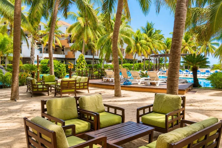 Lounge del resort junto a la playa