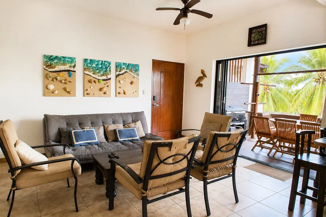 Sala, comedor y cocina completa