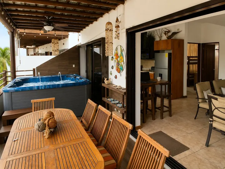 La terraza: jacuzzi, comedor y cocina